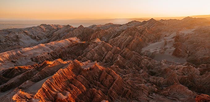 Cordillera de la Sal, San Pedro de Atacama, Chile: formaciones rocosas del desierto iluminadas por la luz del atardecer.