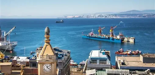Vista del puerto de Valparaíso, Chile, con barcos, grúas y la bahía del Pacífico desde un mirador urbano.