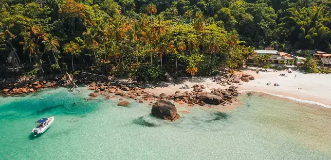 Playa Lopes Mendes en Ilha Grande, Brasil, con aguas turquesas, arena blanca y selva tropical alrededor.