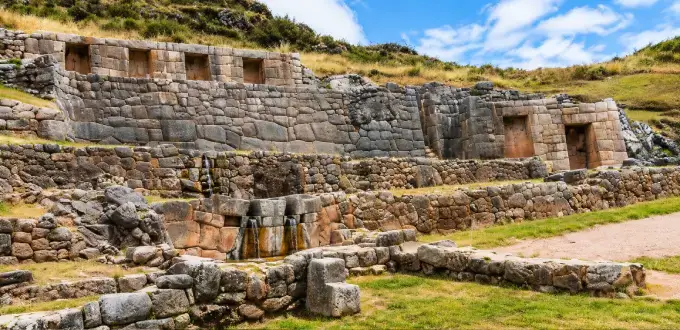 Ruinas incas de Tambomachay cerca de Cusco, Perú, con muros de piedra, terrazas y paisajes andinos.