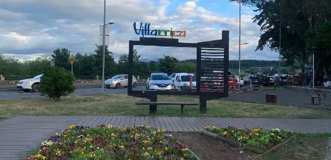 Letrero de Villarrica junto al lago, con flores y paseo urbano en la Región de La Araucanía, Chile