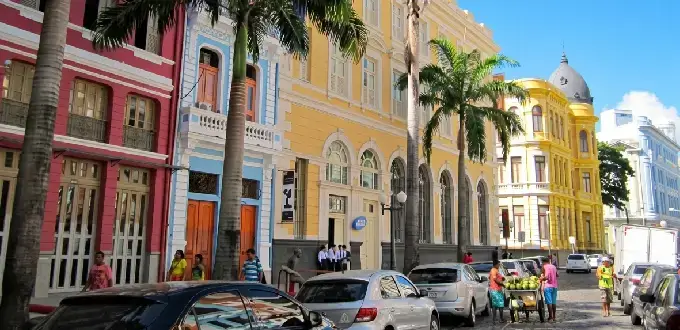 Casas coloniales coloridas y palmeras en la Rua do Bom Jesus, en Recife Antigo, Recife, Brasil.