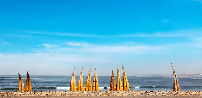 Caballitos de totora en el Malecón de Huanchaco, Trujillo, Perú, junto al océano Pacífico.