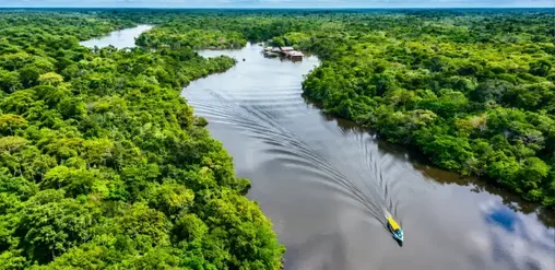 Río Amazonas en Iquitos, Perú, con selva amazónica, vegetación tropical y paseo en bote por sus aguas.