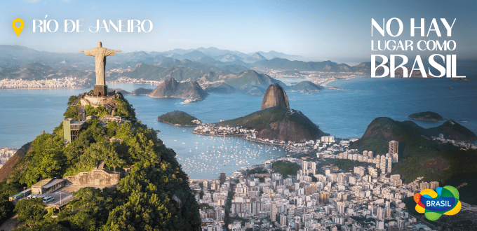 Cristo Redentor con vista a la Bahía de Guanabara y el Pan de Azúcar en Río de Janeiro, Brasil.