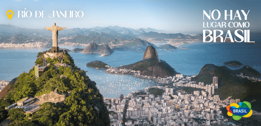 Cristo Redentor con vista a la Bahía de Guanabara y el Pan de Azúcar en Río de Janeiro, Brasil.