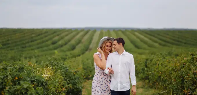 Pareja caminando entre viñedos en el Valle de Casablanca, Chile, rodeados de naturaleza y paisaje vitivinícola