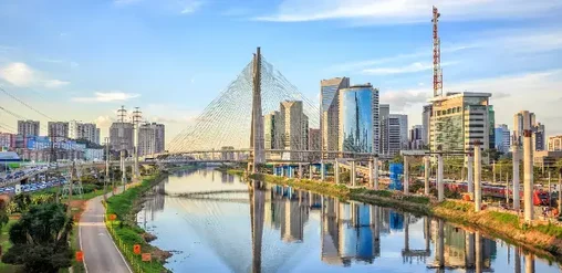 Puente Estaiada sobre el río Pinheiros, rodeado de modernos rascacielos en São Paulo, Brasil.