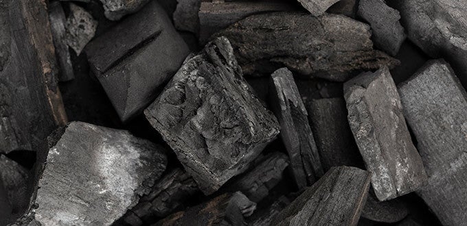 Trozo de carbón mineral apilado, textura oscura ligada a la minería del carbón en Lota, Región del Biobío, Chile.