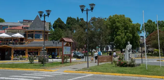 Plaza de Puerto Varas con cafeterías, escultura y áreas verdes en el centro urbano, Región de Los Lagos, Chile