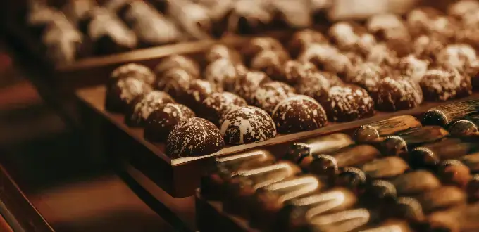 Chocolates artesanales en una chocolatería de San Martín de los Andes, Argentina, con variedad de bombones.