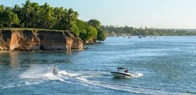 Praia de Pipa, Brasil, con acantilados, vegetación tropical y aguas cristalinas del litoral de Rio Grande do Norte.