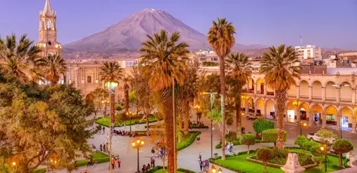 Plaza de Armas de Arequipa con la Catedral y el volcán Misti al fondo, Perú.
