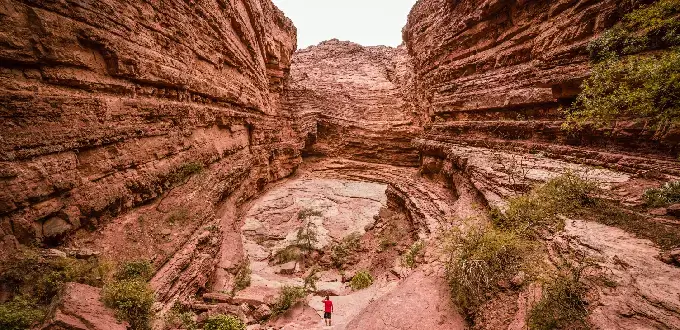 Garganta del Diablo, Salta: formaciones rocosas rojizas y sendero entre cañones naturales.
