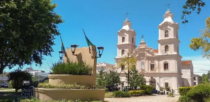 Parroquia Nuestra Señora del Pilar y Paseo del Centro en Pilar, Buenos Aires.