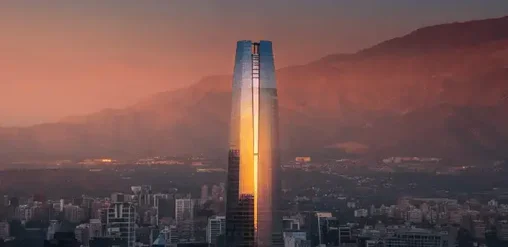 Sky Costanera al atardecer en Providencia, Santiago de Chile, con la Cordillera de los Andes de fondo.