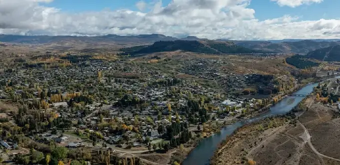 Neuquén, Argentina: vista aérea del río Limay, barrios residenciales y el paisaje de la meseta patagónica