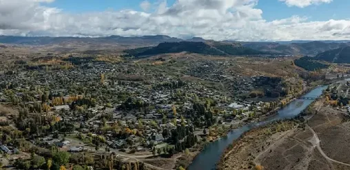 Neuquén, Argentina: vista aérea del río Limay, barrios residenciales y el paisaje de la meseta patagónica