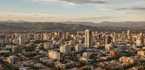 Vista aérea de Rancagua, Chile, con skyline urbano, barrios residenciales y la cordillera de los Andes al fondo.