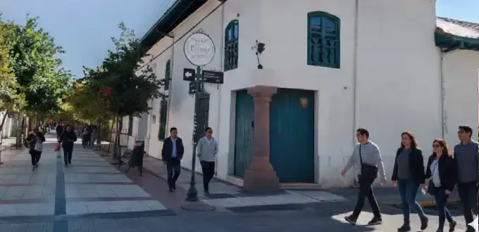 Calle patrimonial de Rancagua, Chile, junto al Museo Regional, con arquitectura colonial y peatones recorriendo el centro histórico.