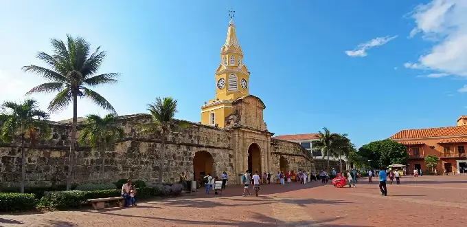Cartagena de Indias, Colombia: Torre del Reloj y murallas históricas en la entrada de la Ciudad Amurallada.