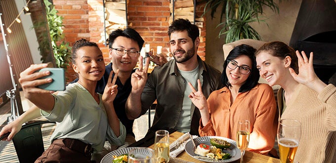 Grupo de amigos disfruta gastronomía y cervezas artesanales en un restaurante del Barrio Lastarria, Santiago de Chile.