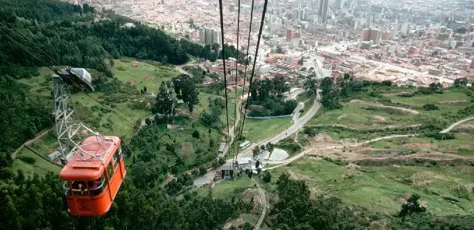 Bogotá, Colombia: teleférico de Monserrate con vista panorámica de la ciudad y la Cordillera Oriental.