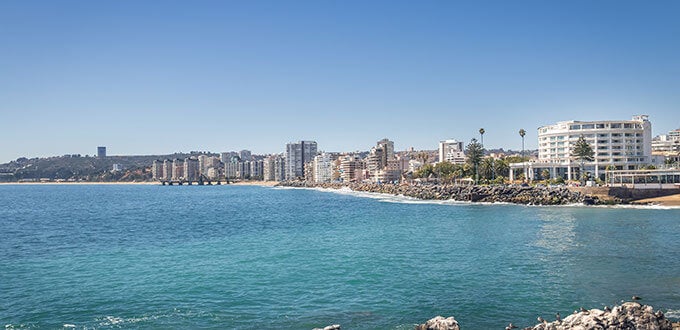 Vista del borde costero y Avenida San Martín con mar azul, edificios y playas urbanas en Viña del Mar, Chile.