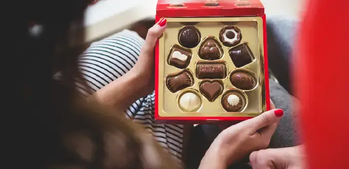 Caja de chocolates artesanales argentinos, una opción típica de la gastronomía local.