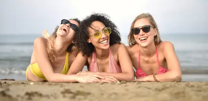 Playa de Recife, Pernambuco, con amigas disfrutando del mar y la costa brasileña.