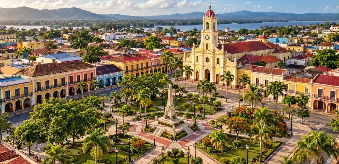 Plaza de Armas de Iquitos, Perú, con arquitectura histórica, jardines, iglesia y vista panorámica de la ciudad.