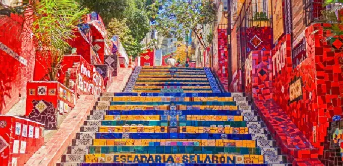 Escalera Selarón en Río de Janeiro, Brasil, con coloridos mosaicos que conectan los barrios de Lapa y Santa Teresa.