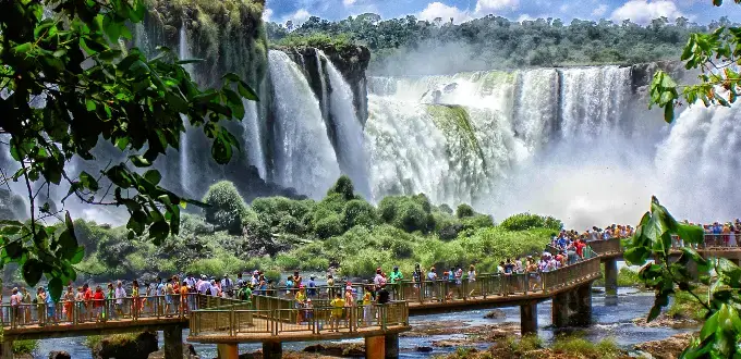 Cataratas del Iguazú en Foz de Iguazú, Brasil, con pasarelas panorámicas y enormes saltos de agua rodeados de selva.