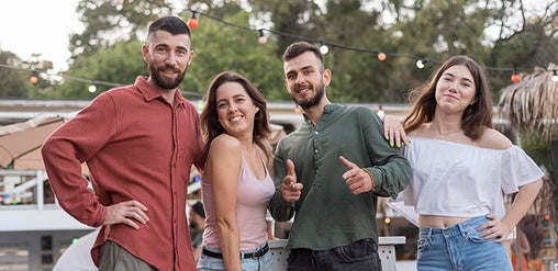Grupo de amigos sonríe y comparte al aire libre en el Barrio Lastarria, Santiago de Chile, rodeados de ambiente urbano y cultural.