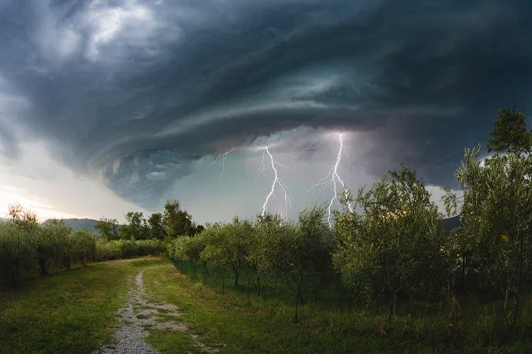 Hailstone Lightning Storm approaching. Which Insurance Type Covers Lightning Strikes in Kentucky?