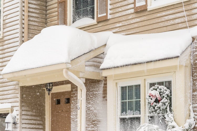 Snow drifts on roof during the heavy snow storm. How to Prepare for Heavy Snowstorms in New Jersey. 