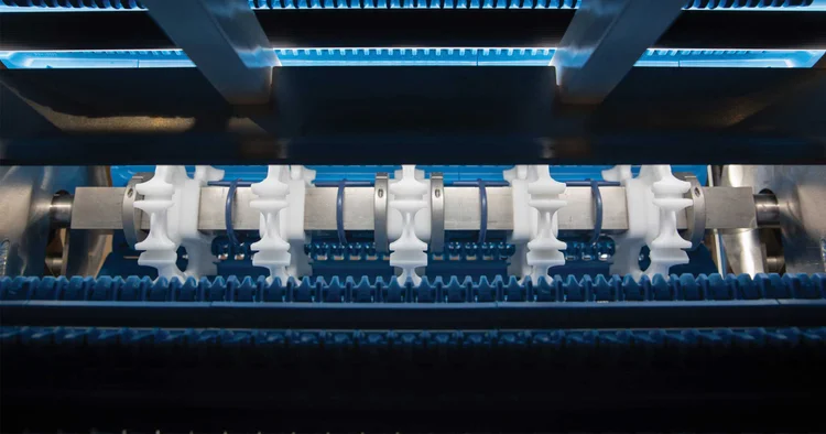 Sprockets on a shaft that cannotn migrate thanks to components designed to optimize conveyor performance.
