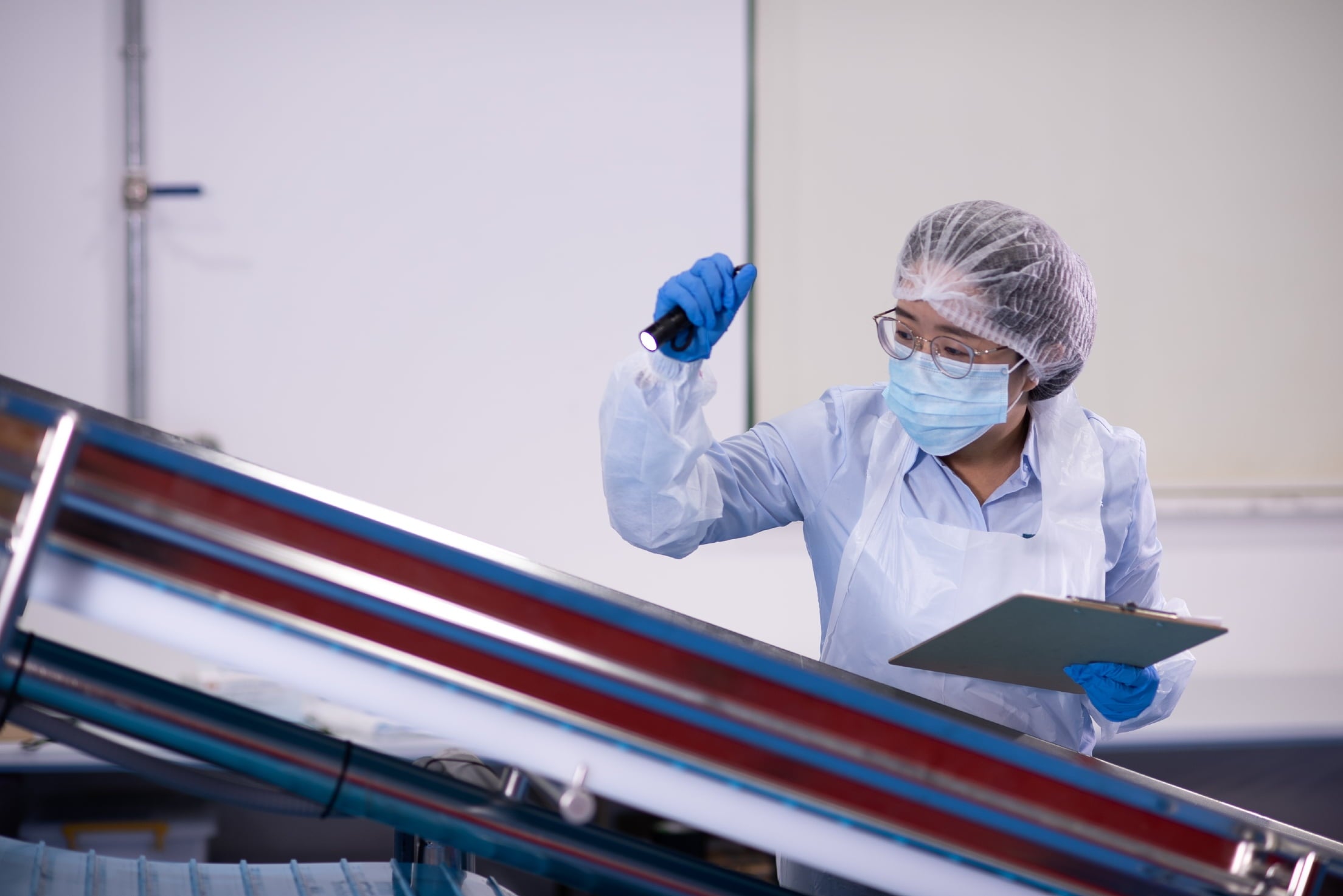 mask wearing employee