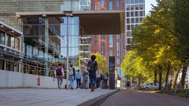 Studenten lopen in de richting van het hoofdgebouw van de VU