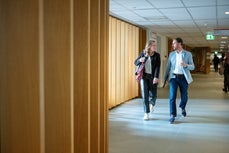 Twee VU-medewerkers lopen door gang hoofdgebouw