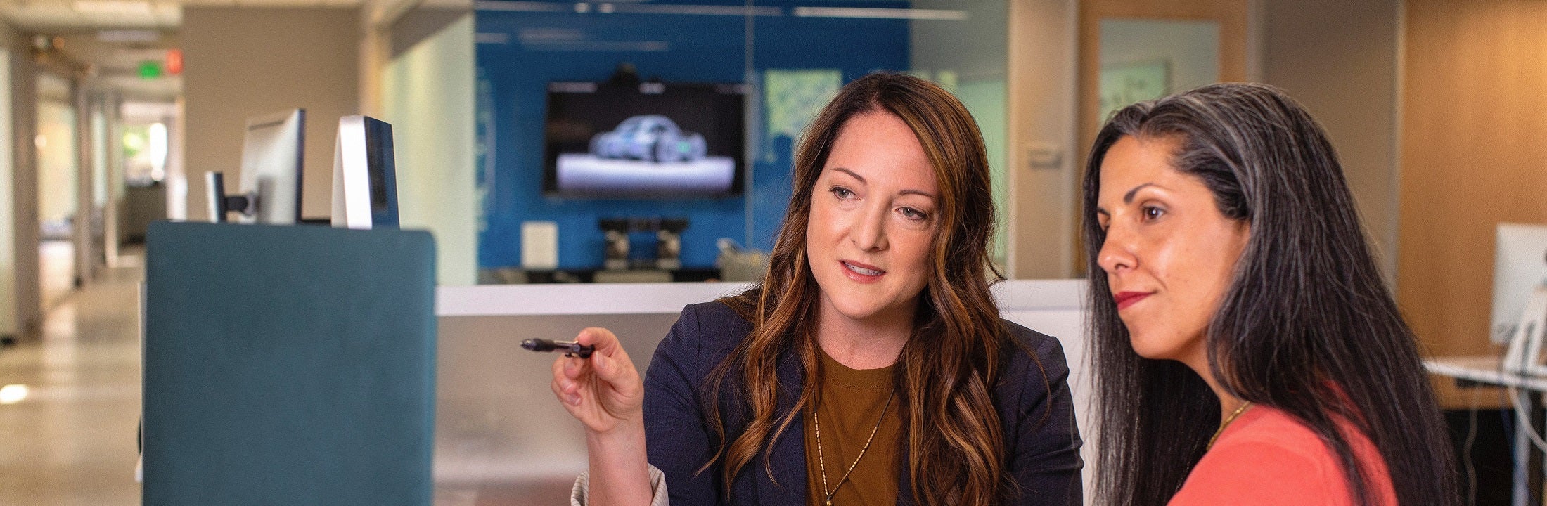 twee vrouwen in overleg achter laptop