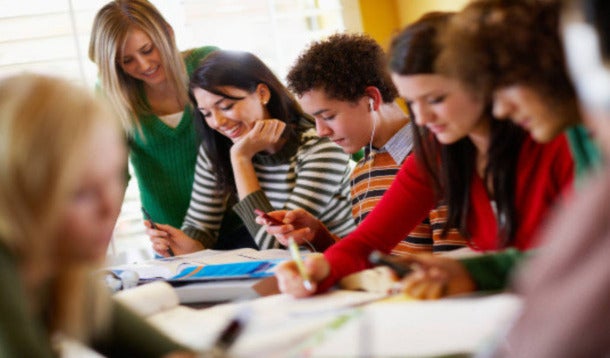 Groepje studenten aan tafel 
