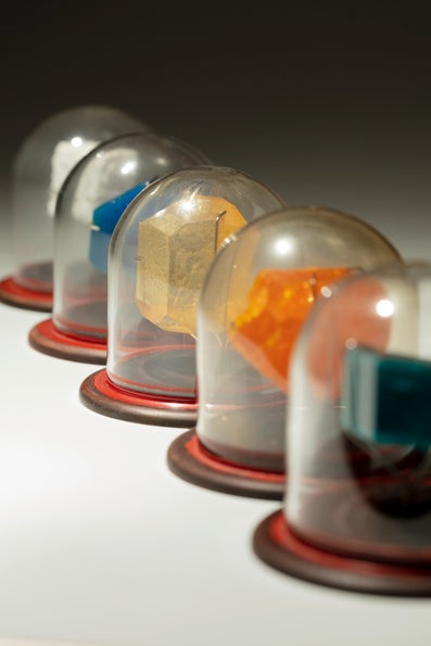 Gevonden in een van de vele vitrines van het Wis- en Natuurkundegebouw: een collectie van 35 'synthetische kristallen'. 