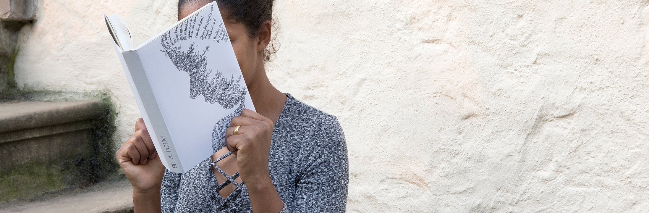 Meisje leest een gedichtenbundel