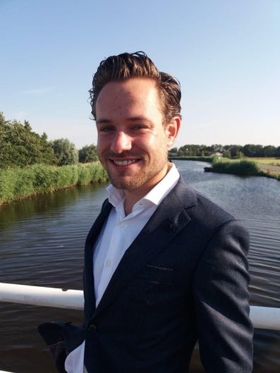 Foto van Hydrology alumnus Erwin Slingeland bij het water