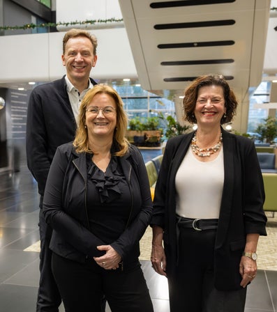 Een groep mensen poseert voor een foto