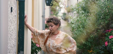 Katja Tolstoj voor haar huis in Kampen