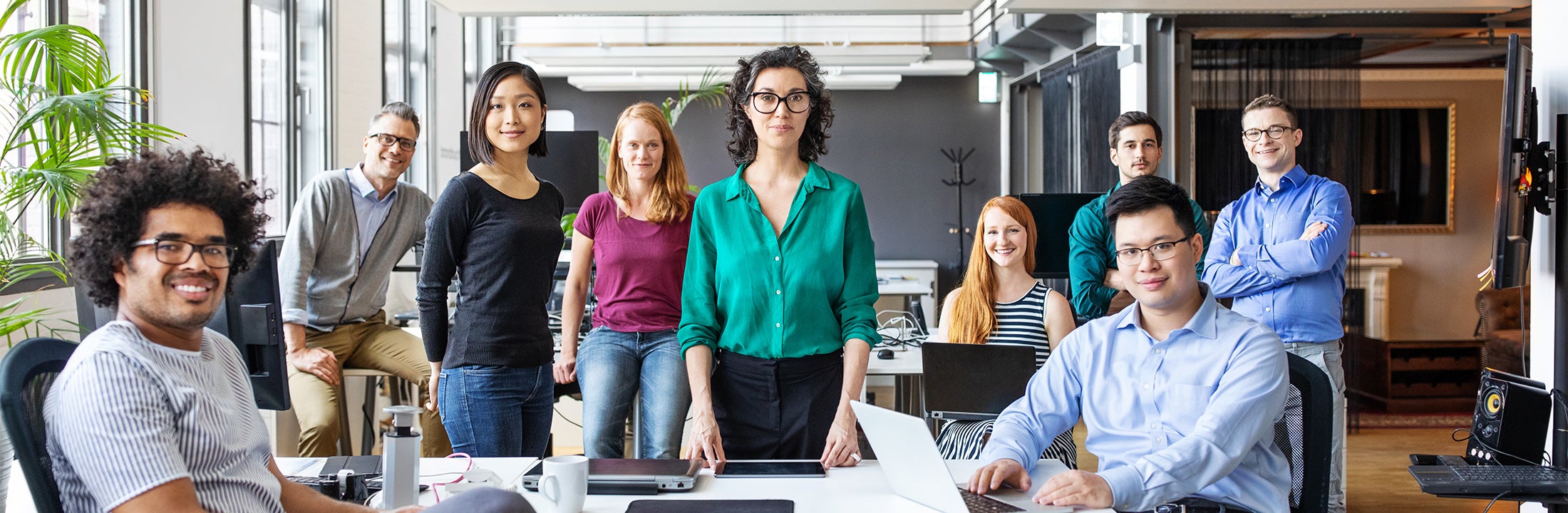 Een groep mensen in een kantoor