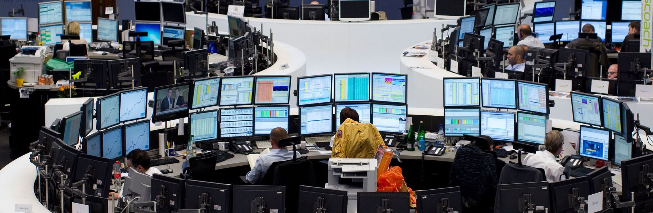 Mensen aan het werk op de beurs