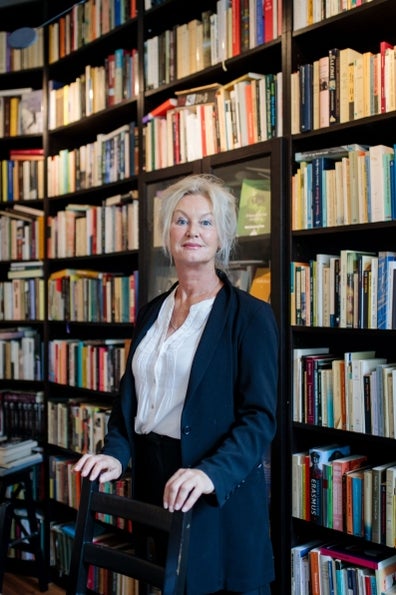 Schrijver Joke Hermsen bij haar boekenkast